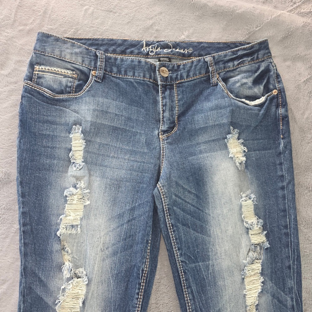 Ariya Distressed Jeans Womens 15/16 Medium Wash Raw Hem Straight Leg Denim Y2K